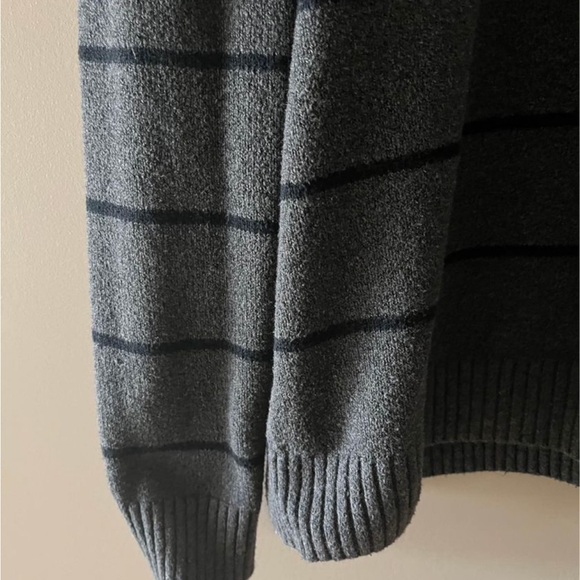 Banana Republic Sweater - Picture 3 of 3